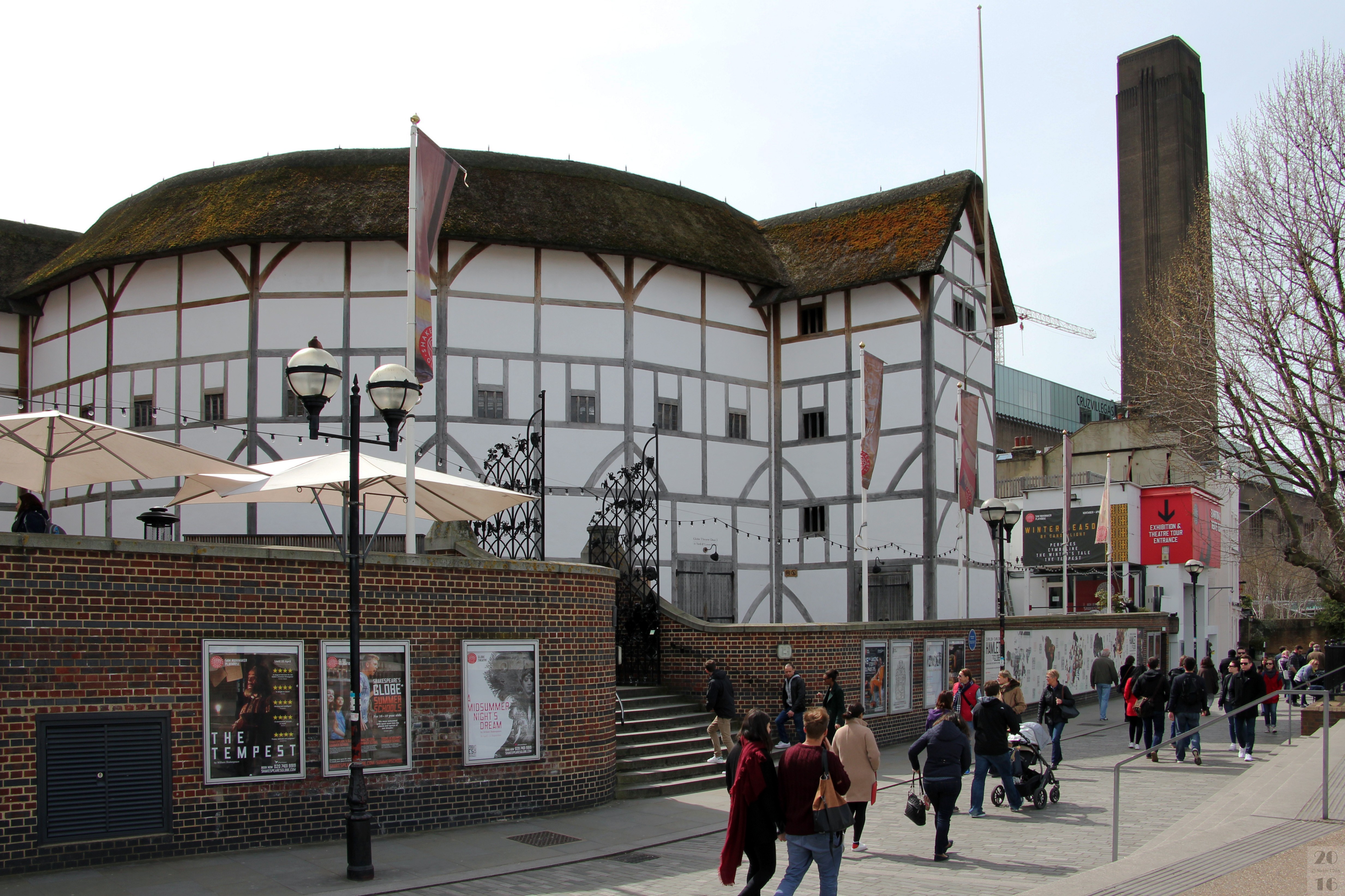 Shakespeare s theatre. Шекспировский «Глобус» (Shakespeare's Globe). Театр «Глобус», Лондон, Великобритания. Шекспировский театр в Лондоне. Театр Глобус Шекспира.